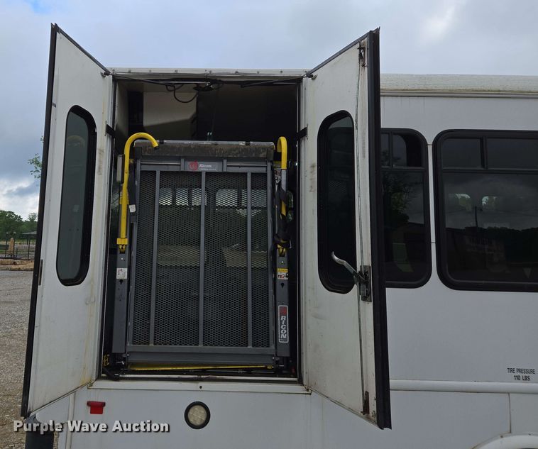 image for item DW7006 2015 Ford F550 XL Super Duty shuttle bus