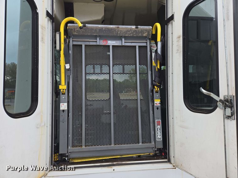 image for item DW7006 2015 Ford F550 XL Super Duty shuttle bus