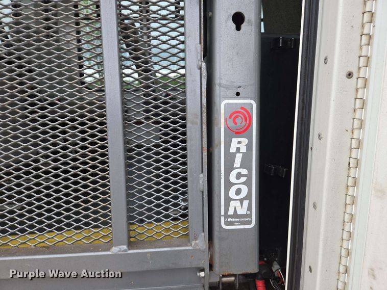 image for item DW7006 2015 Ford F550 XL Super Duty shuttle bus