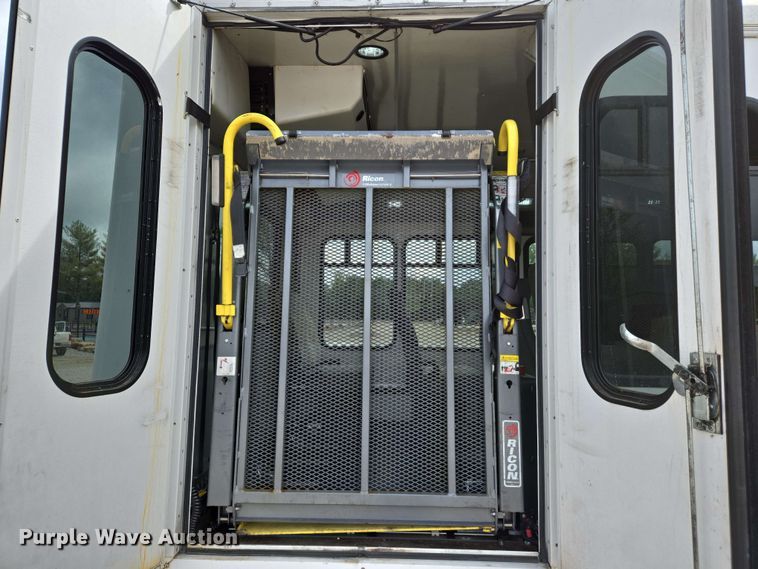 image for item DW7006 2015 Ford F550 XL Super Duty shuttle bus