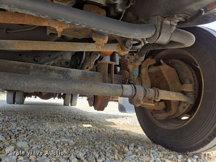 image for item DW7006 2015 Ford F550 XL Super Duty shuttle bus