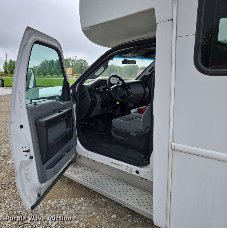 image for item DW7006 2015 Ford F550 XL Super Duty shuttle bus