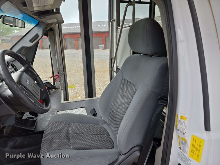 image for item DW7006 2015 Ford F550 XL Super Duty shuttle bus