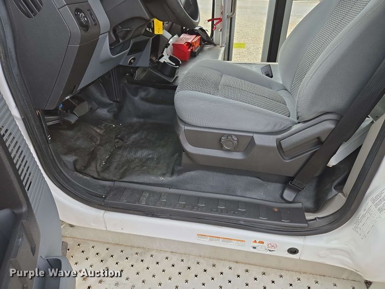 image for item DW7006 2015 Ford F550 XL Super Duty shuttle bus