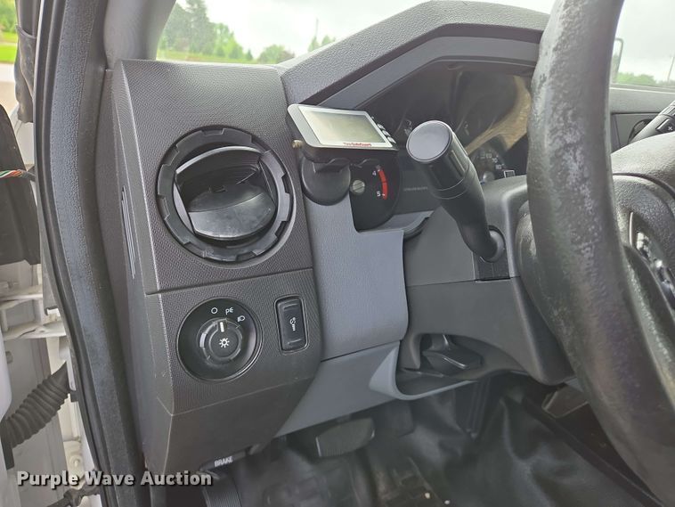 image for item DW7006 2015 Ford F550 XL Super Duty shuttle bus