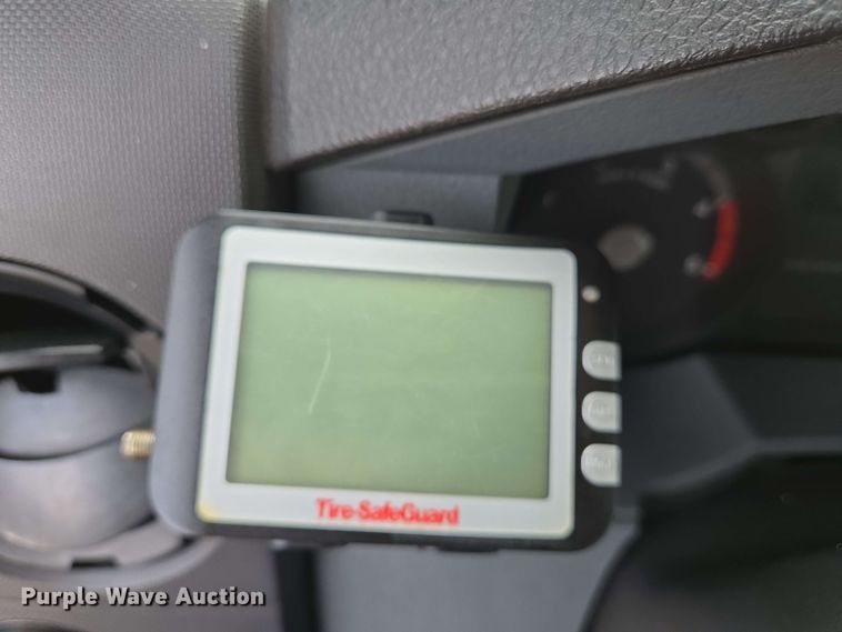 image for item DW7006 2015 Ford F550 XL Super Duty shuttle bus