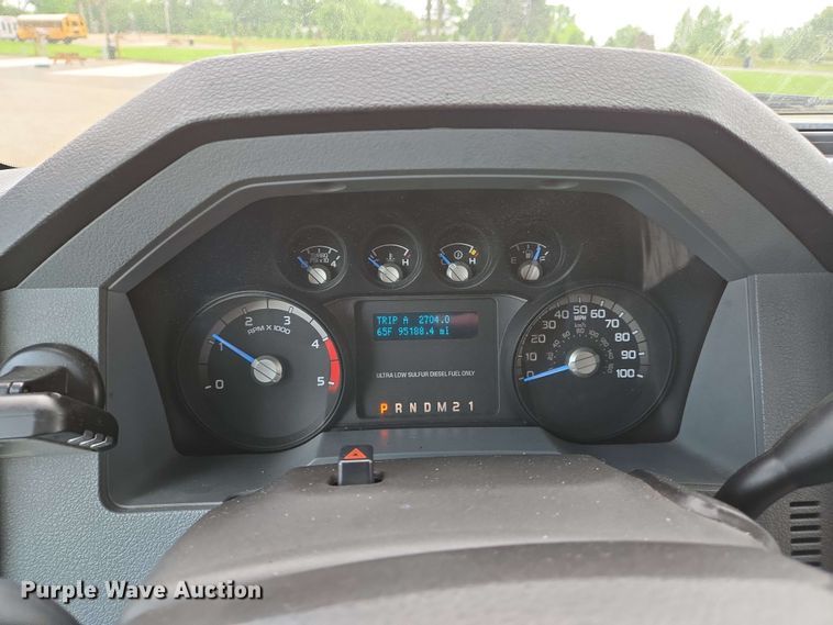 image for item DW7006 2015 Ford F550 XL Super Duty shuttle bus