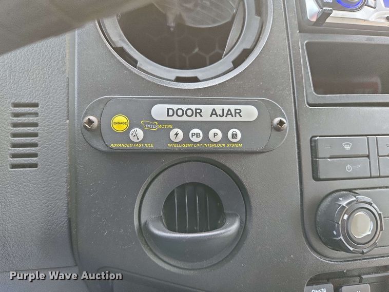 image for item DW7006 2015 Ford F550 XL Super Duty shuttle bus