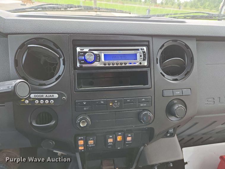 image for item DW7006 2015 Ford F550 XL Super Duty shuttle bus