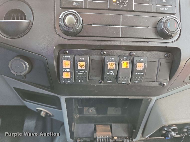 image for item DW7006 2015 Ford F550 XL Super Duty shuttle bus