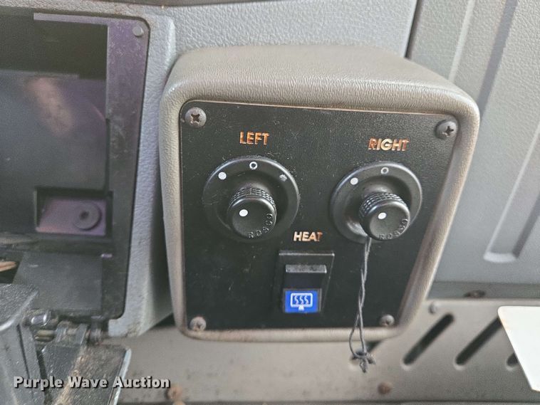 image for item DW7006 2015 Ford F550 XL Super Duty shuttle bus