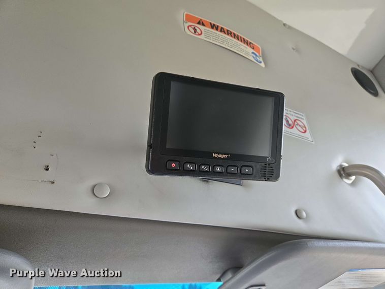 image for item DW7006 2015 Ford F550 XL Super Duty shuttle bus