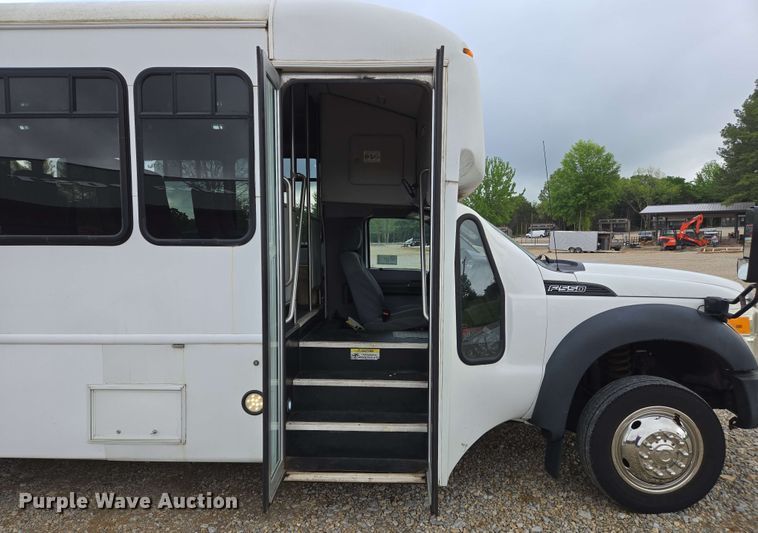image for item DW7006 2015 Ford F550 XL Super Duty shuttle bus