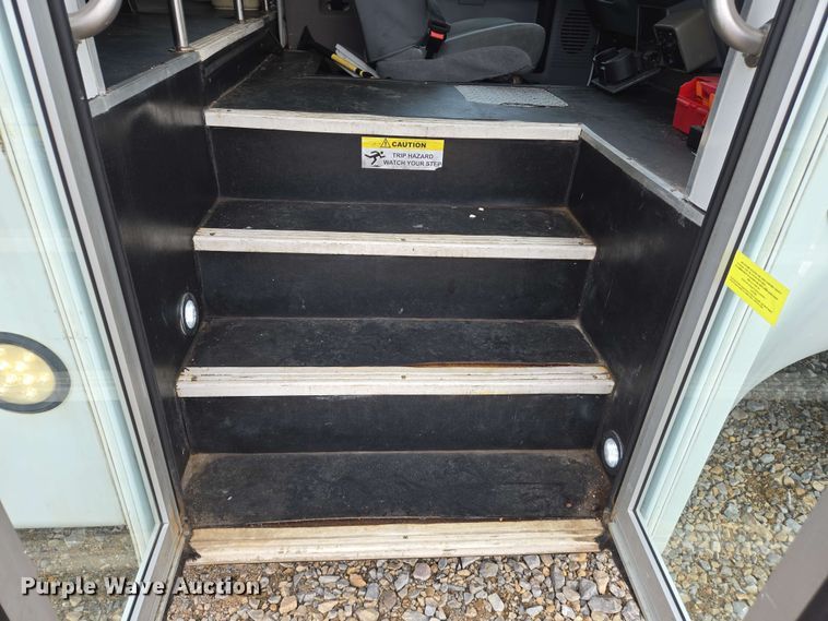 image for item DW7006 2015 Ford F550 XL Super Duty shuttle bus