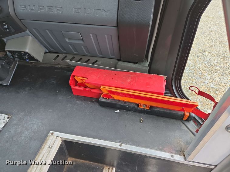 image for item DW7006 2015 Ford F550 XL Super Duty shuttle bus