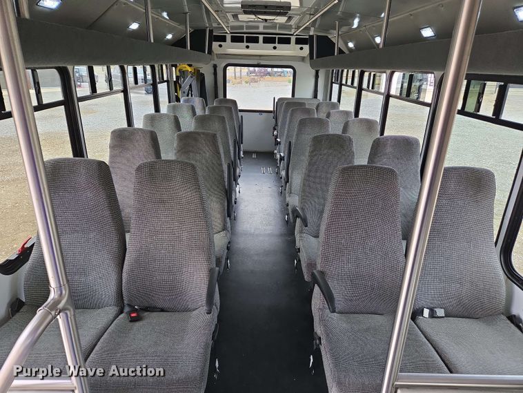 image for item DW7006 2015 Ford F550 XL Super Duty shuttle bus