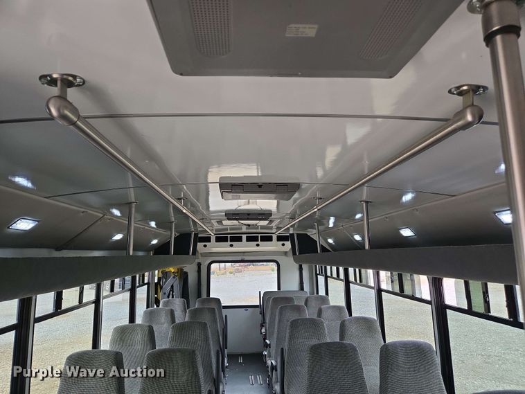 image for item DW7006 2015 Ford F550 XL Super Duty shuttle bus