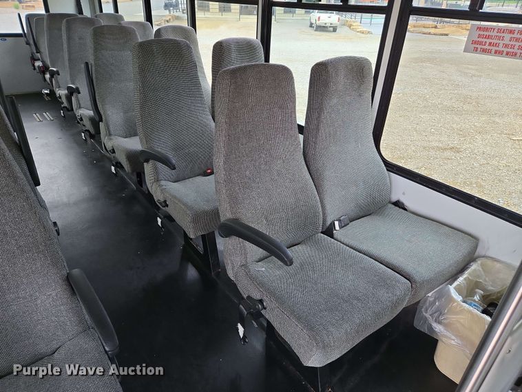 image for item DW7006 2015 Ford F550 XL Super Duty shuttle bus