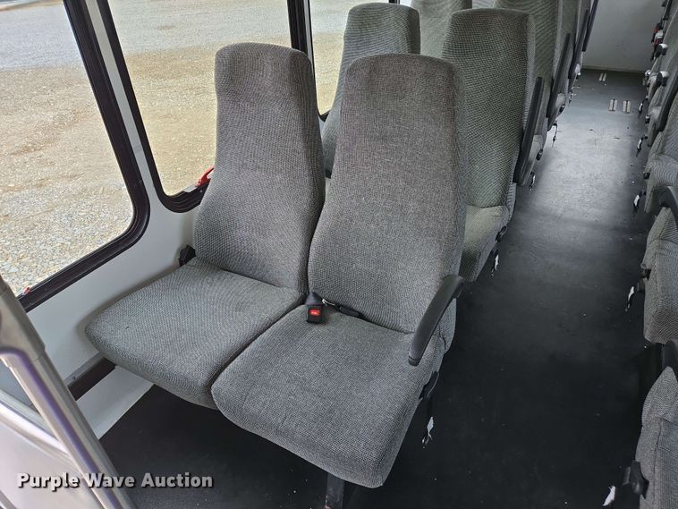 image for item DW7006 2015 Ford F550 XL Super Duty shuttle bus