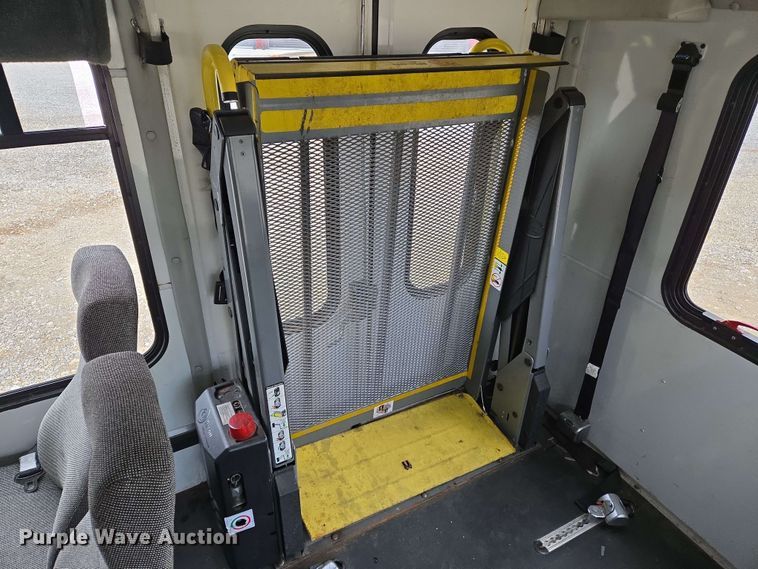 image for item DW7006 2015 Ford F550 XL Super Duty shuttle bus