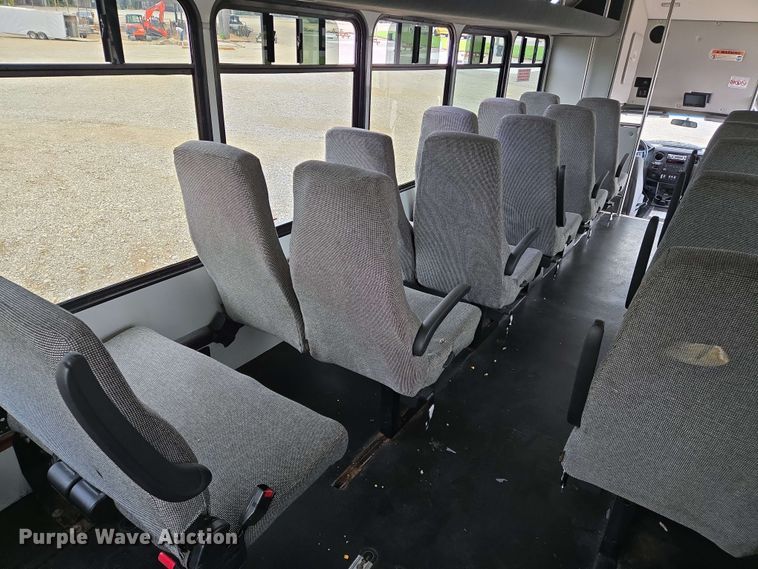 image for item DW7006 2015 Ford F550 XL Super Duty shuttle bus