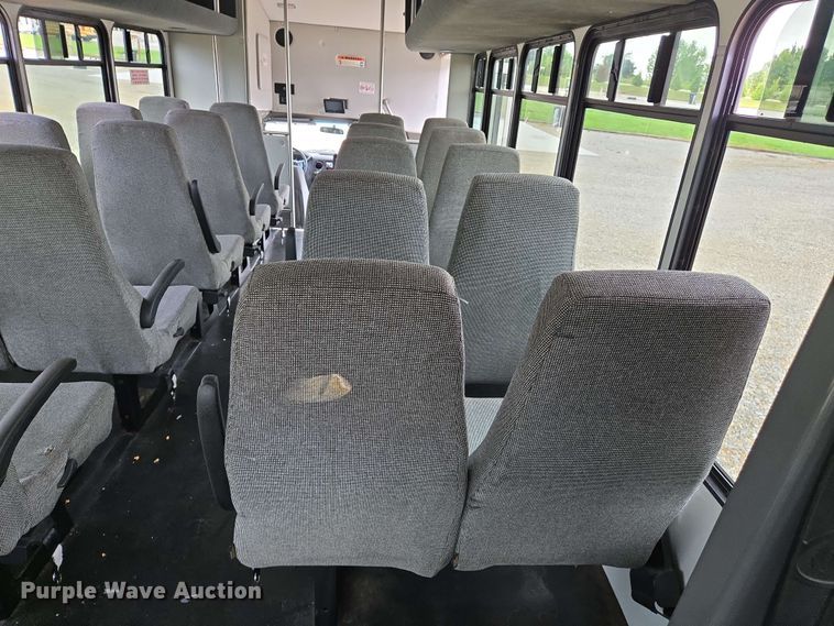 image for item DW7006 2015 Ford F550 XL Super Duty shuttle bus