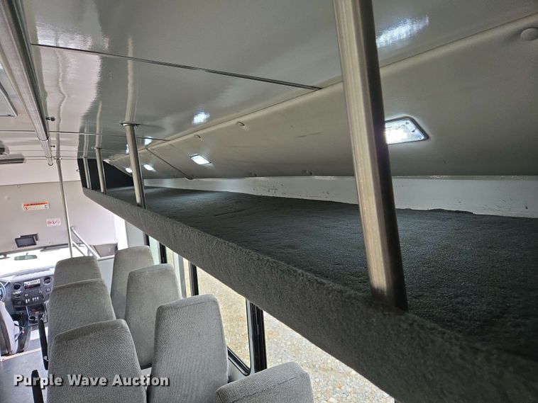 image for item DW7006 2015 Ford F550 XL Super Duty shuttle bus