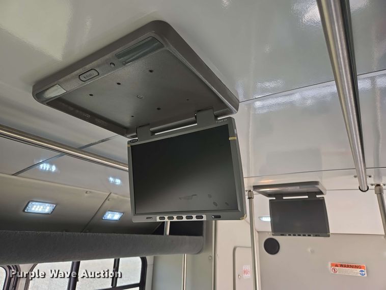 image for item DW7006 2015 Ford F550 XL Super Duty shuttle bus