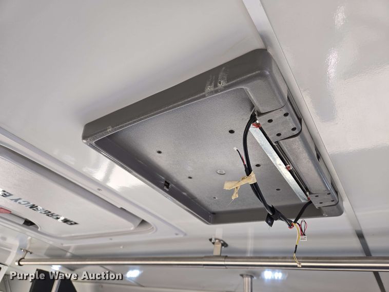 image for item DW7006 2015 Ford F550 XL Super Duty shuttle bus