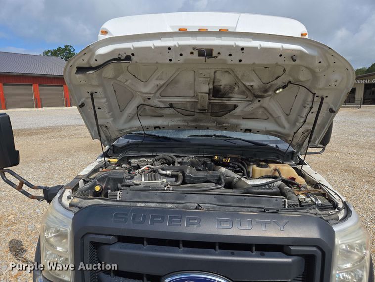 image for item DW7006 2015 Ford F550 XL Super Duty shuttle bus