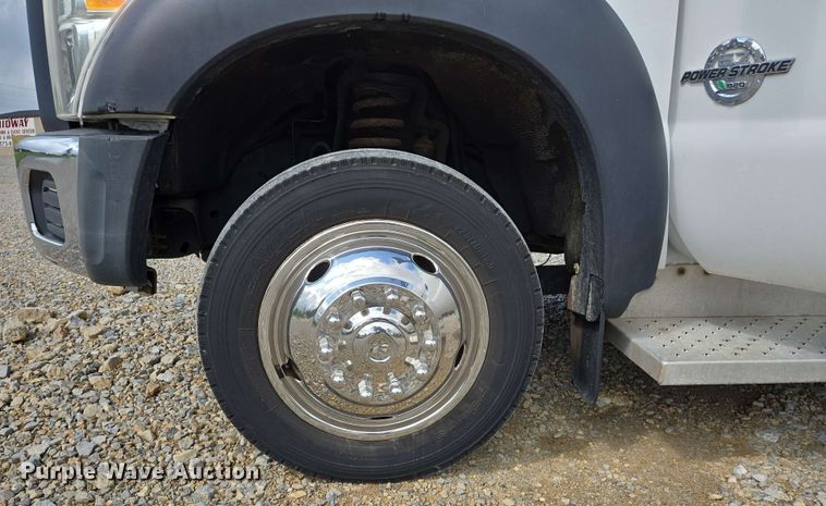 image for item DW7006 2015 Ford F550 XL Super Duty shuttle bus