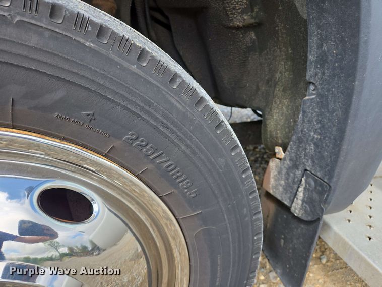 image for item DW7006 2015 Ford F550 XL Super Duty shuttle bus