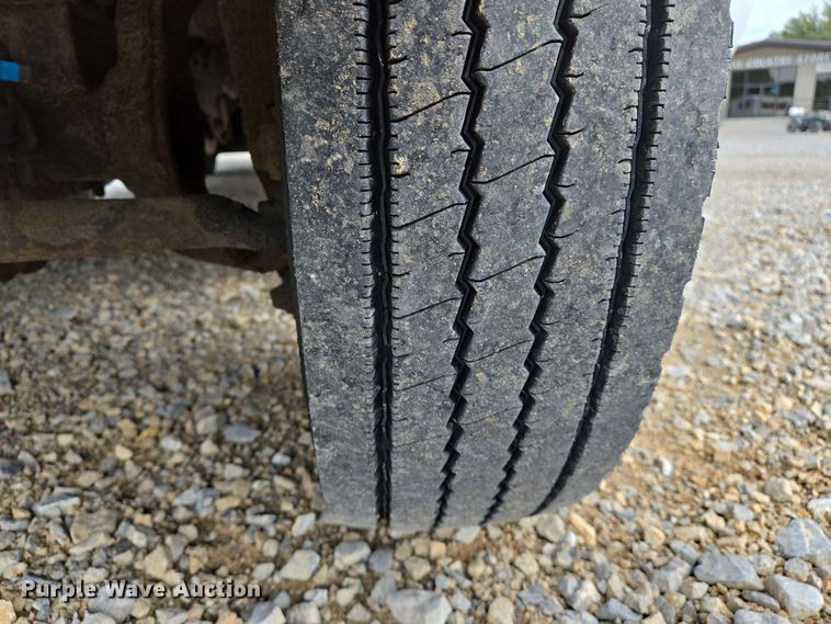 image for item DW7006 2015 Ford F550 XL Super Duty shuttle bus