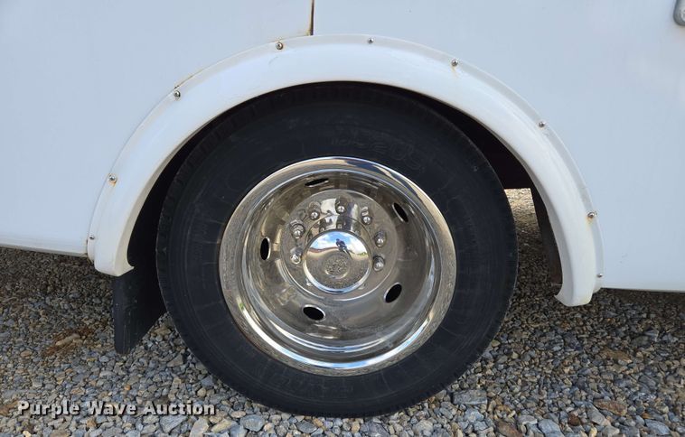 image for item DW7006 2015 Ford F550 XL Super Duty shuttle bus