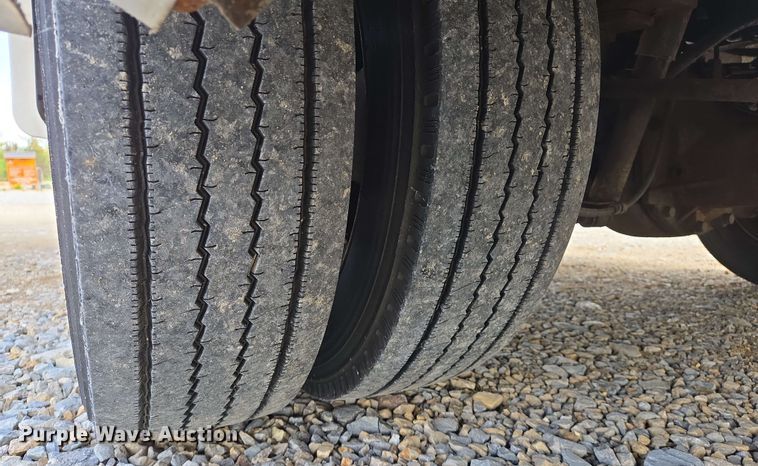 image for item DW7006 2015 Ford F550 XL Super Duty shuttle bus