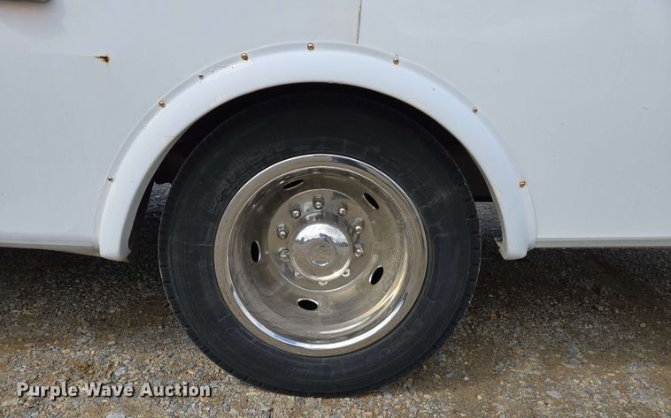 image for item DW7006 2015 Ford F550 XL Super Duty shuttle bus