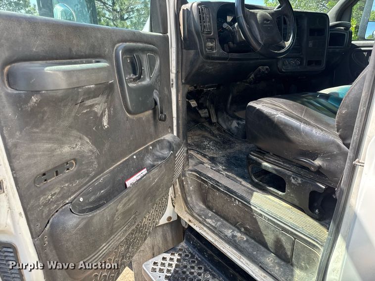 image for item DX8979 2003 Chevrolet C4500 box truck