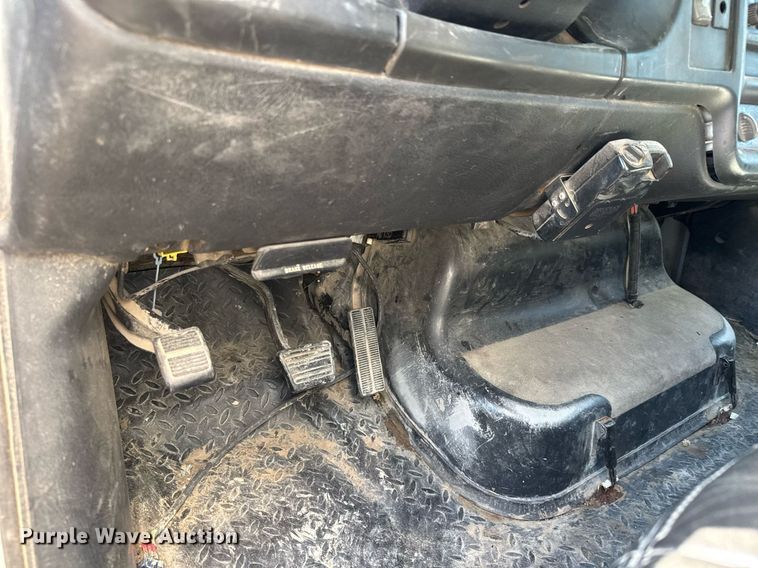 image for item DX8979 2003 Chevrolet C4500 box truck