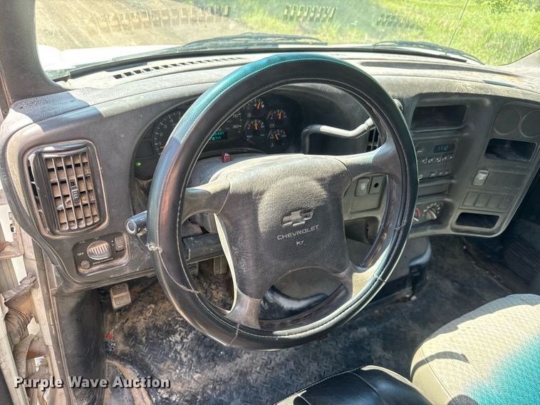 image for item DX8979 2003 Chevrolet C4500 box truck