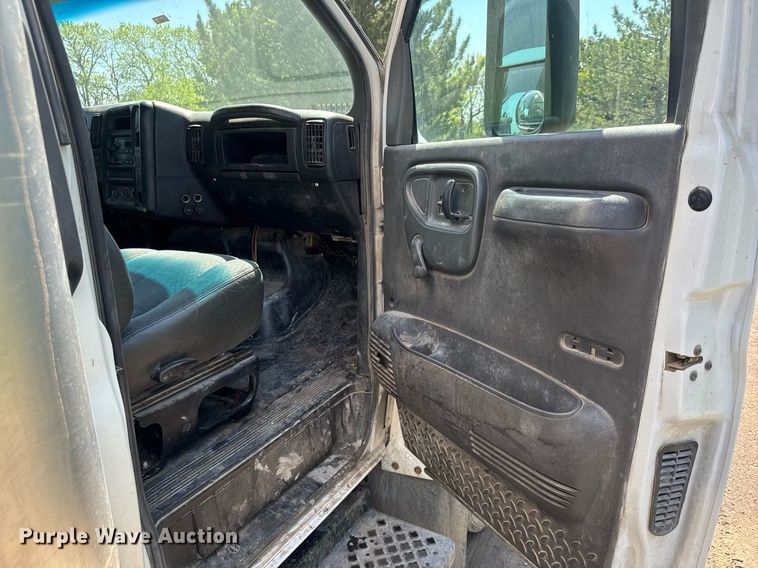 image for item DX8979 2003 Chevrolet C4500 box truck