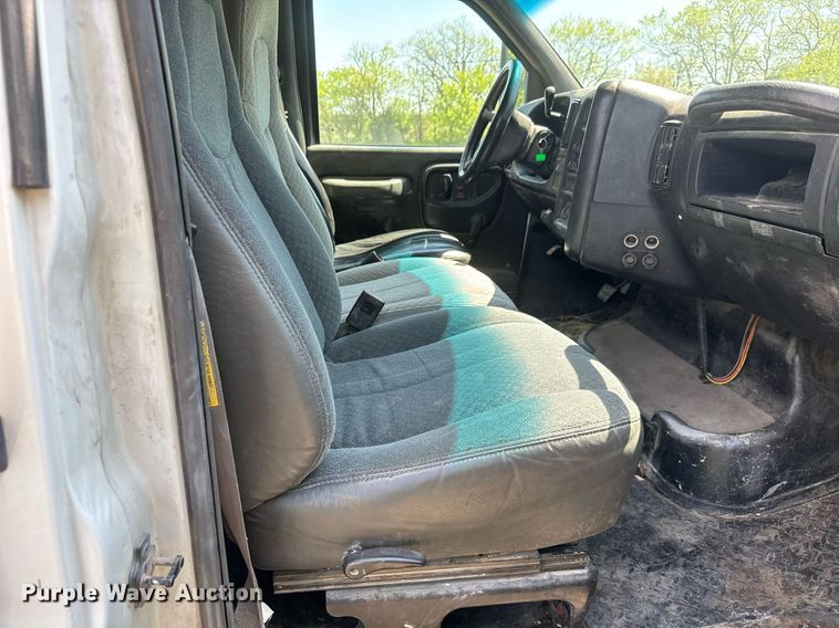 image for item DX8979 2003 Chevrolet C4500 box truck