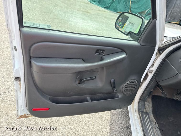 image for item DZ4026 2005 Chevrolet Silverado 1500 pickup truck