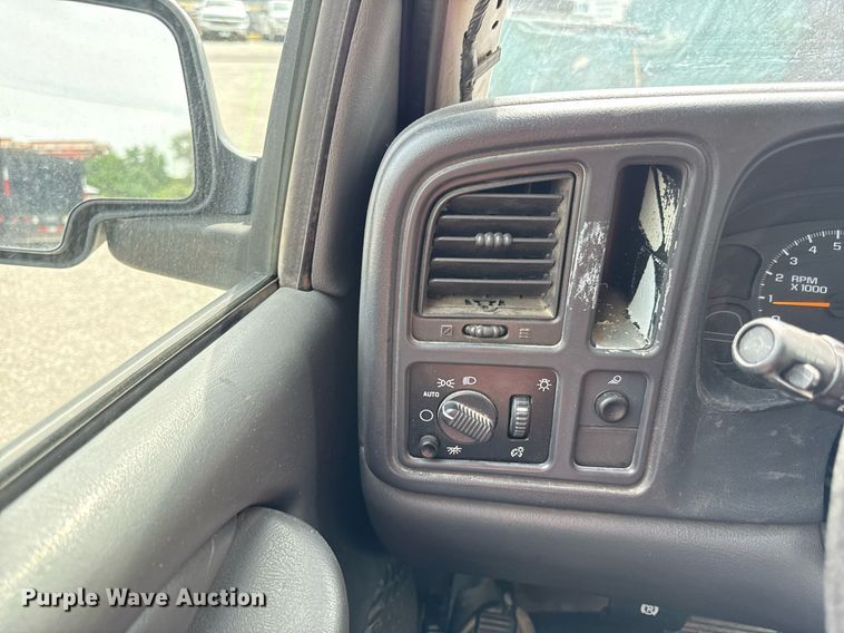 image for item DZ4026 2005 Chevrolet Silverado 1500 pickup truck