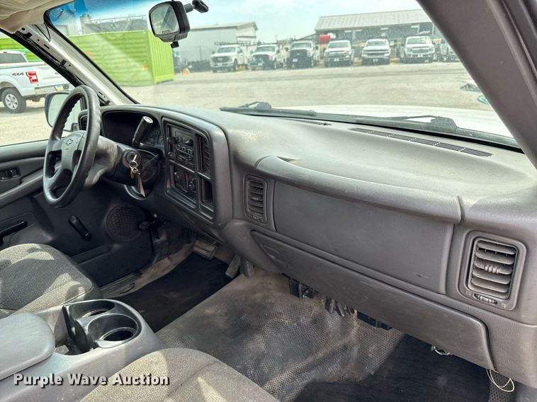 image for item DZ4026 2005 Chevrolet Silverado 1500 pickup truck