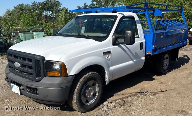 image for item DZ4051 2006 Ford F350 Super Duty flatbed pickup truck