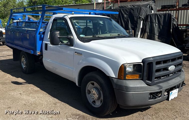 image for item DZ4051 2006 Ford F350 Super Duty flatbed pickup truck