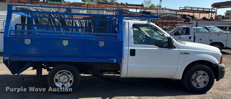 image for item DZ4051 2006 Ford F350 Super Duty flatbed pickup truck