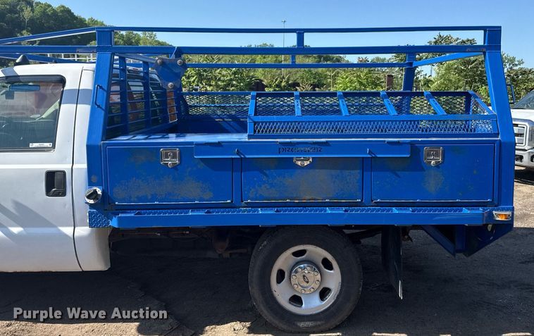 image for item DZ4051 2006 Ford F350 Super Duty flatbed pickup truck