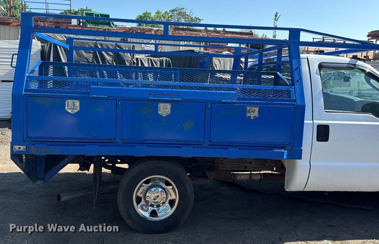 image for item DZ4051 2006 Ford F350 Super Duty flatbed pickup truck