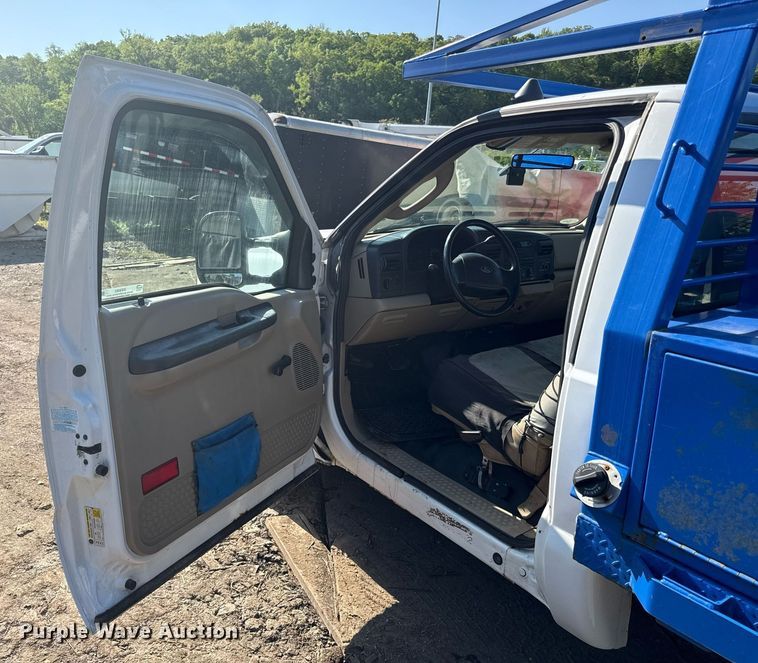 image for item DZ4051 2006 Ford F350 Super Duty flatbed pickup truck